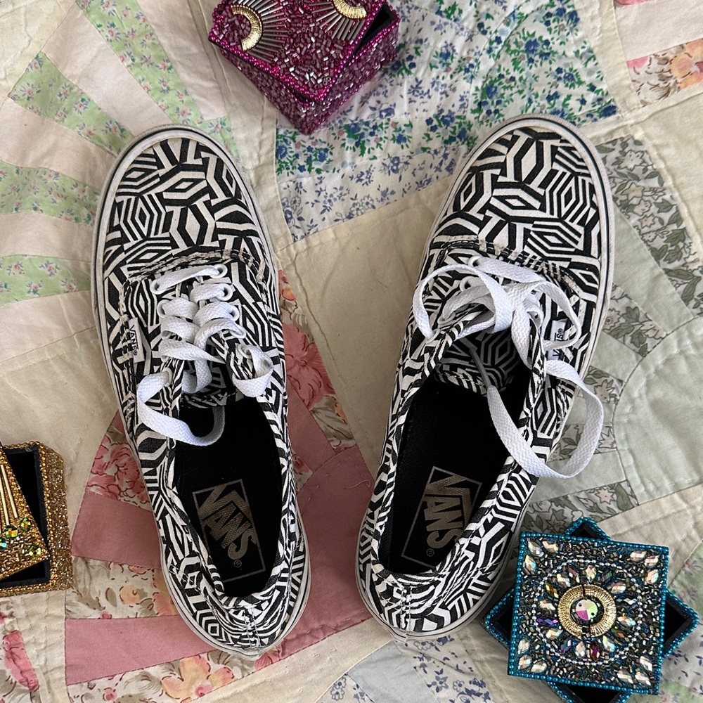 Vans Geometric Black and White women’s Sneakers 8 / men’s 6.5